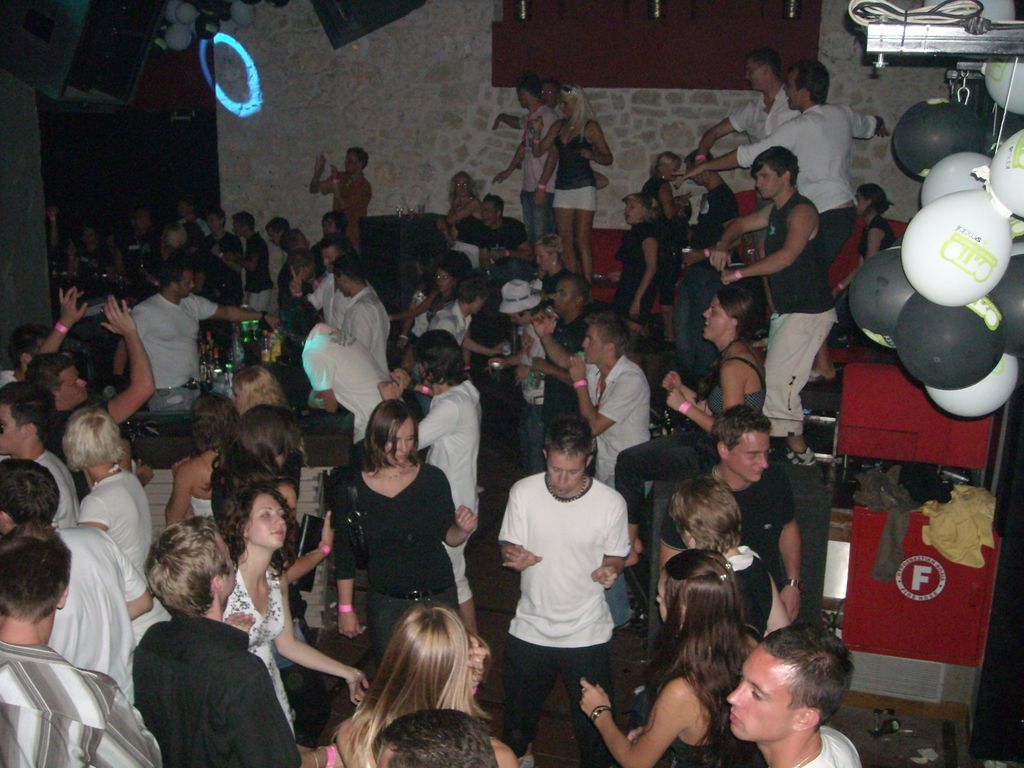i/Kranj/Absolvent08/07-BlackWhiteParty/absolvent 1905.jpg